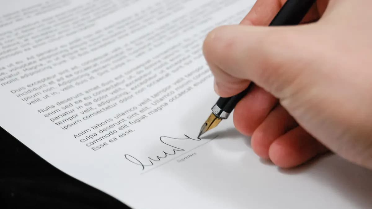 Hand signing a commercial lease agreement with a fountain pen – written form requirement
