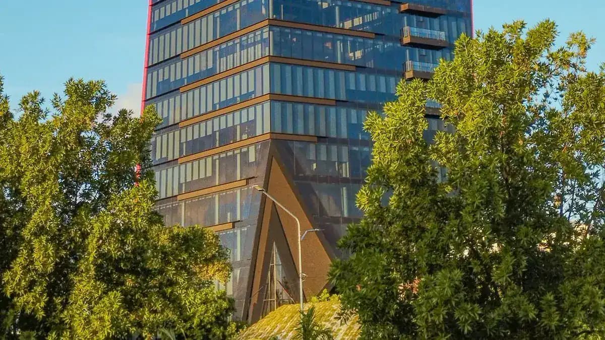 Modernes Gewerbe- und Bürogebäude mit Glasfassade als Außenansicht