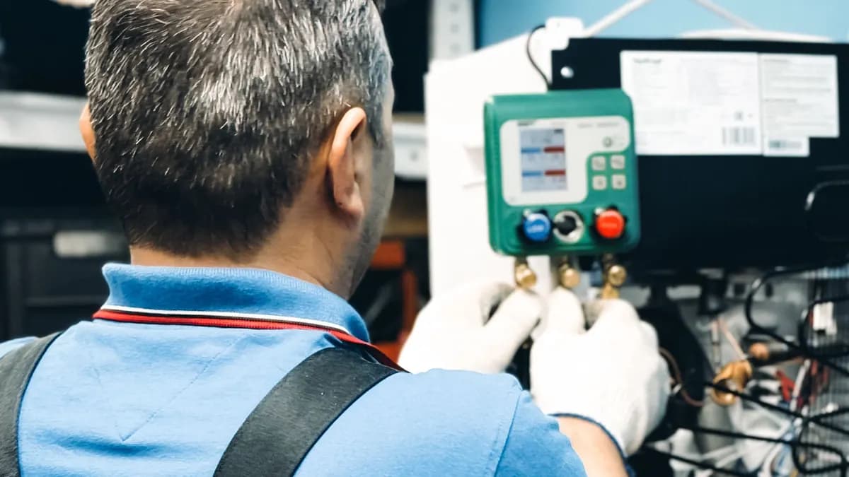 Techniker bei der Wartung einer gebäudetechnischen Anlage mit Monteurhilfe