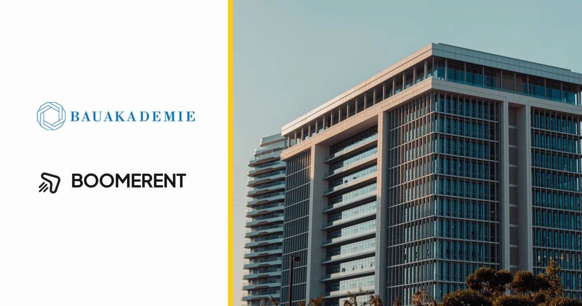 Co-Branding-Grafik zur Kooperation — links untereinander die Logos von BAUAKADEMIE und Boomerent, rechts das Foto einer modernen Gewerbeimmobilie mit Glasfassade, getrennt durch eine vertikale gelbe Linie.